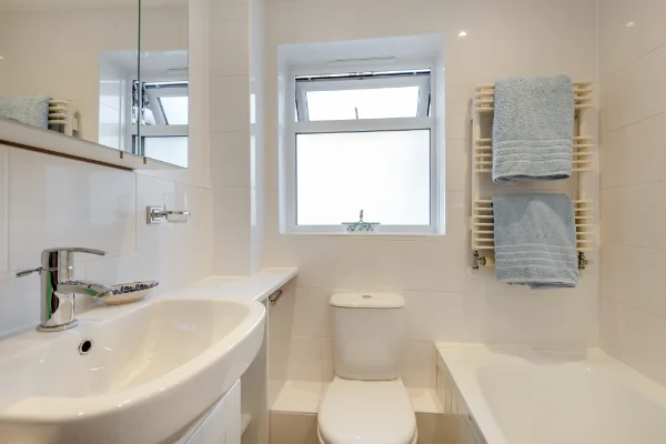 Beach House holiday let in Greatstone, Kent. Bathroom 1.